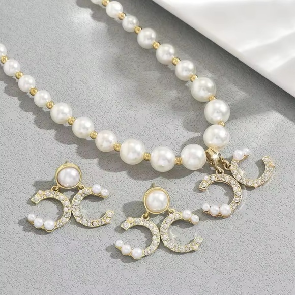 Elegant Pearl and Gold Jewelry Set - Picture 2 of 3